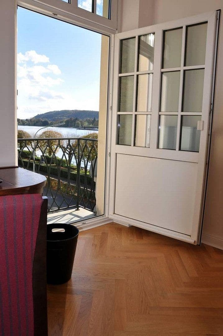 Prenájom bytu 3-izbový 85 m², Hauptstr. 561, Königswinter, Severné Porýnie - Westfálsko Prenájom bytu 3-izbový 85 m², Hauptstr. 561, Königswinter, Severné Porýnie - Westfálsko