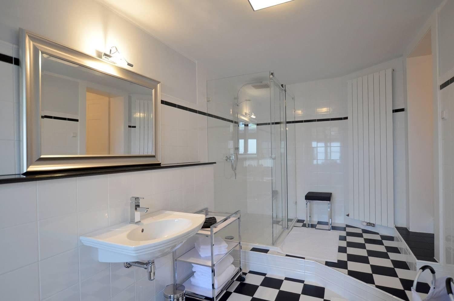 Prenájom bytu 3-izbový 85 m², Hauptstr. 561, Königswinter, Severné Porýnie - Westfálsko Prenájom bytu 3-izbový 85 m², Hauptstr. 561, Königswinter, Severné Porýnie - Westfálsko