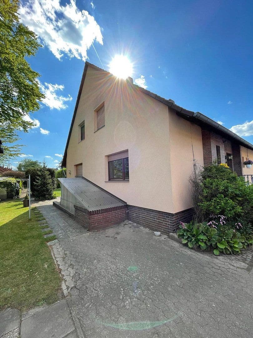 Predaj domu 210 m², pozemek 916 m², Uetze, Dolné Sasko Predaj domu 210 m², pozemek 916 m², Uetze, Dolné Sasko