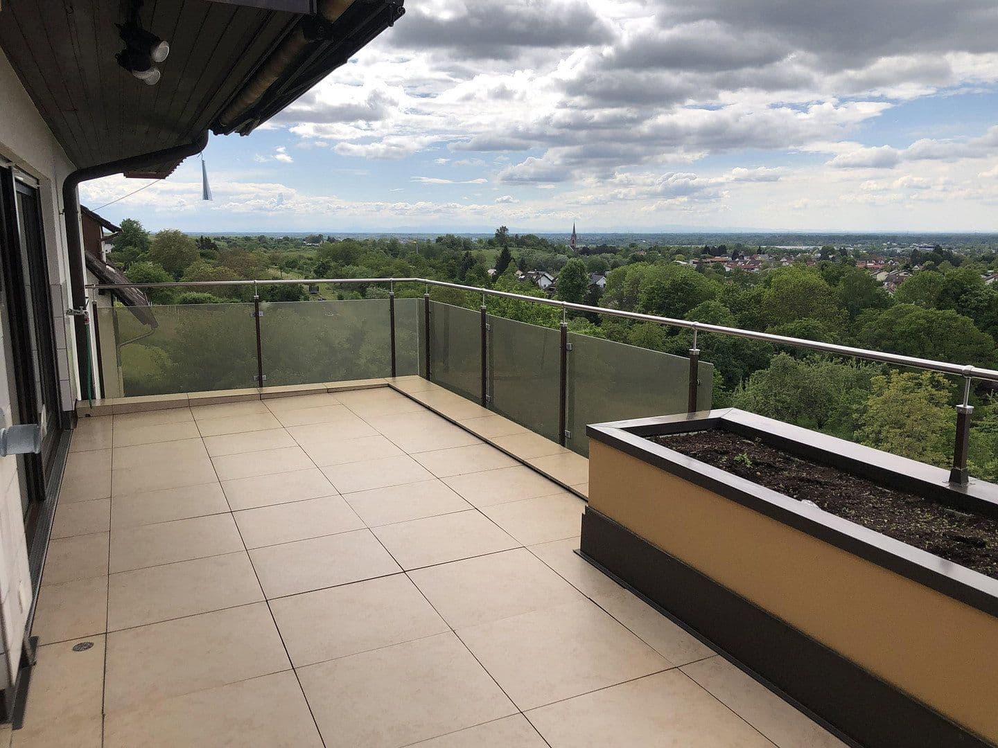 Prenájom bytu 4-izbový 196 m², Baden-Baden, Bádensko-Wurttembersko Prenájom bytu 4-izbový 196 m², Baden-Baden, Bádensko-Wurttembersko