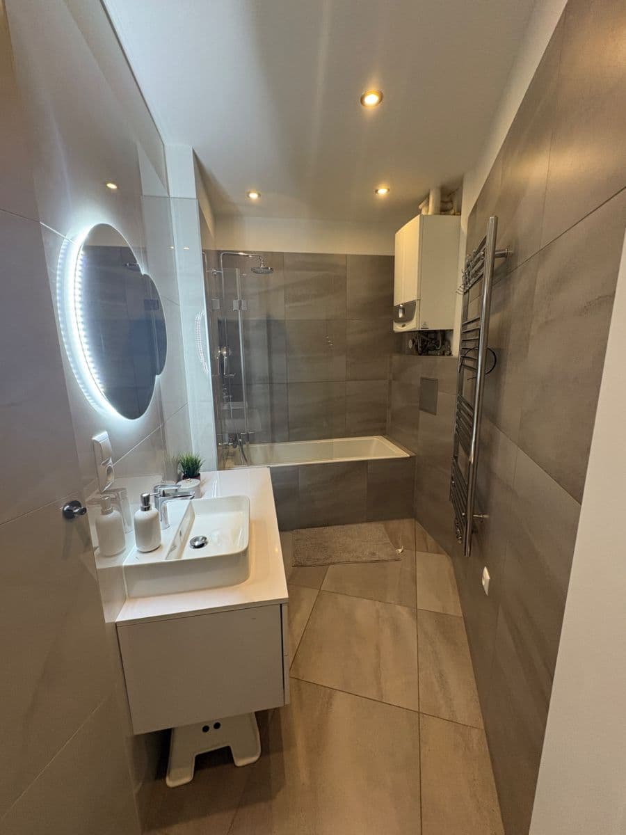 Predaj bytu 3-izbový 72 m², Na Zlatnici, Praha, Praha Predaj bytu 3-izbový 72 m², Na Zlatnici, Praha, Praha