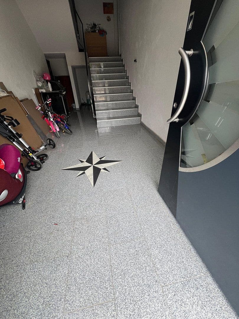 Predaj domu 350 m², pozemek 316 m², Im Stelle, Dettingen unter Teck, Bádensko-Wurttembersko Predaj domu 350 m², pozemek 316 m², Im Stelle, Dettingen unter Teck, Bádensko-Wurttembersko