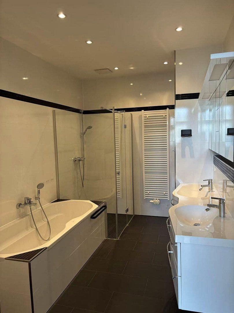 Predaj bytu 3-izbový 107 m², Berlin, Berlín Predaj bytu 3-izbový 107 m², Berlin, Berlín