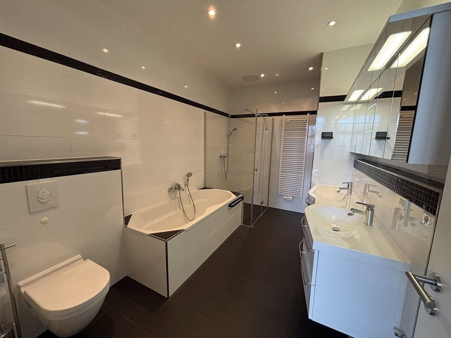 Predaj bytu 3-izbový 107 m², Berlin, Berlín Predaj bytu 3-izbový 107 m², Berlin, Berlín