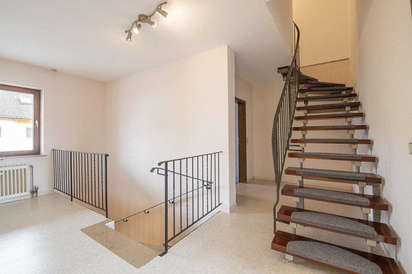 Predaj domu 234 m², pozemek 384 m², Kleinrinderfeld, Bavorsko Predaj domu 234 m², pozemek 384 m², Kleinrinderfeld, Bavorsko