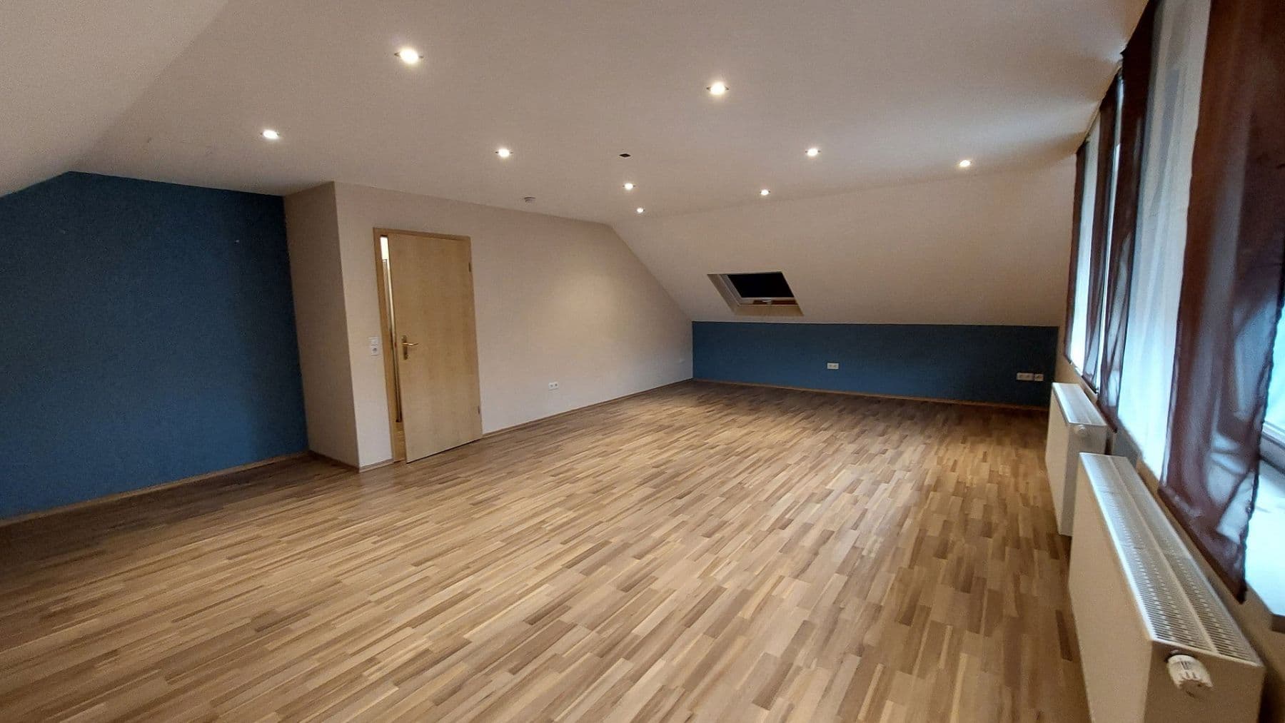 Predaj domu 234 m², pozemek 384 m², Kleinrinderfeld, Bavorsko Predaj domu 234 m², pozemek 384 m², Kleinrinderfeld, Bavorsko