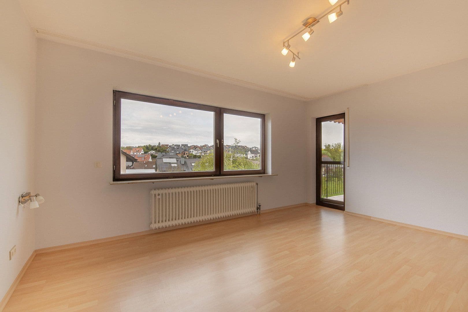 Predaj domu 234 m², pozemek 384 m², Kleinrinderfeld, Bavorsko Predaj domu 234 m², pozemek 384 m², Kleinrinderfeld, Bavorsko