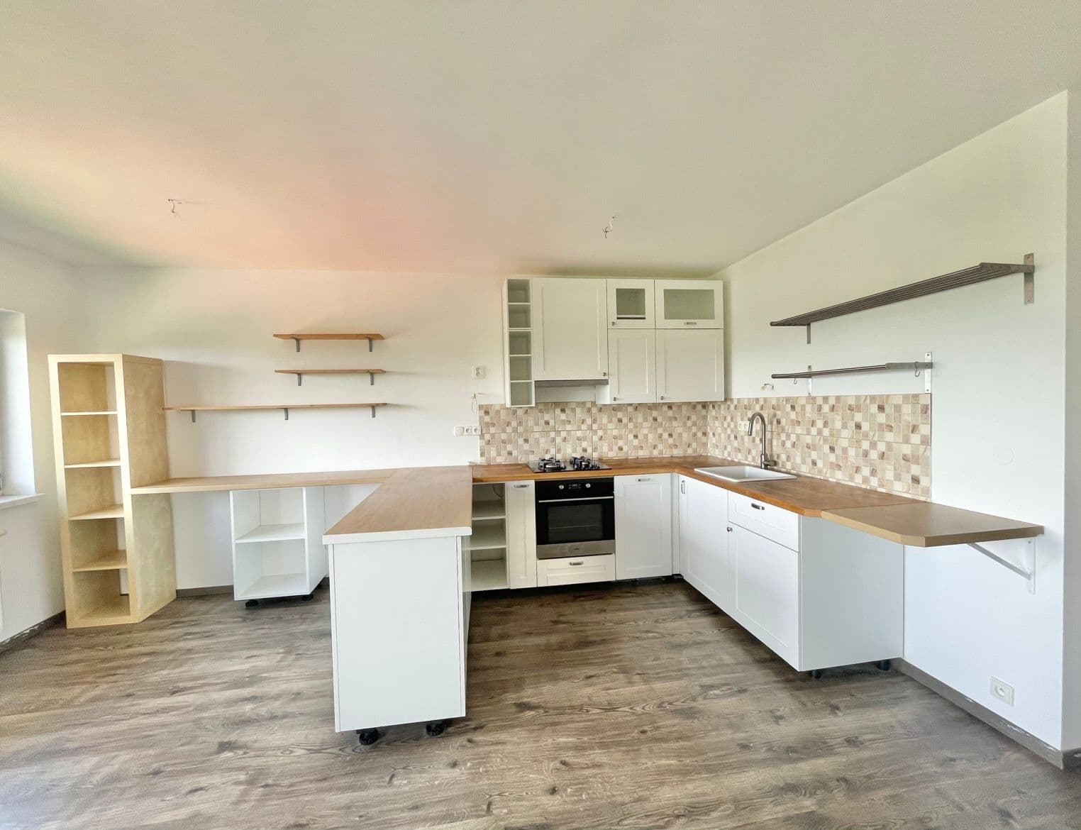 Prenájom bytu 3-izbový 77 m², Horská, Jenišov, Karlovarský kraj Prenájom bytu 3-izbový 77 m², Horská, Jenišov, Karlovarský kraj