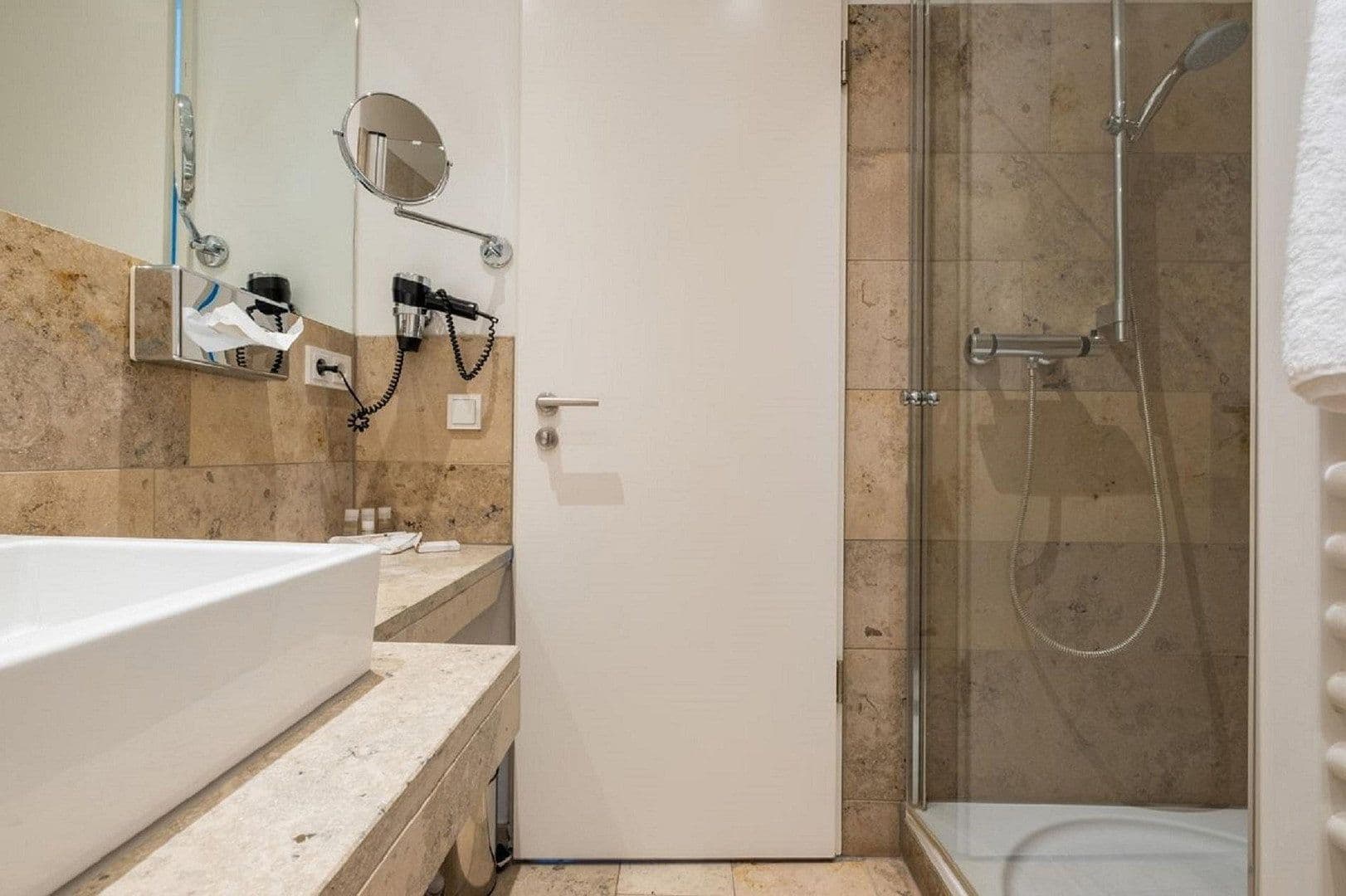 Prenájom bytu 2-izbový 51 m², Stephanienstraße 23, Düsseldorf, Severné Porýnie - Westfálsko Prenájom bytu 2-izbový 51 m², Stephanienstraße 23, Düsseldorf, Severné Porýnie - Westfálsko