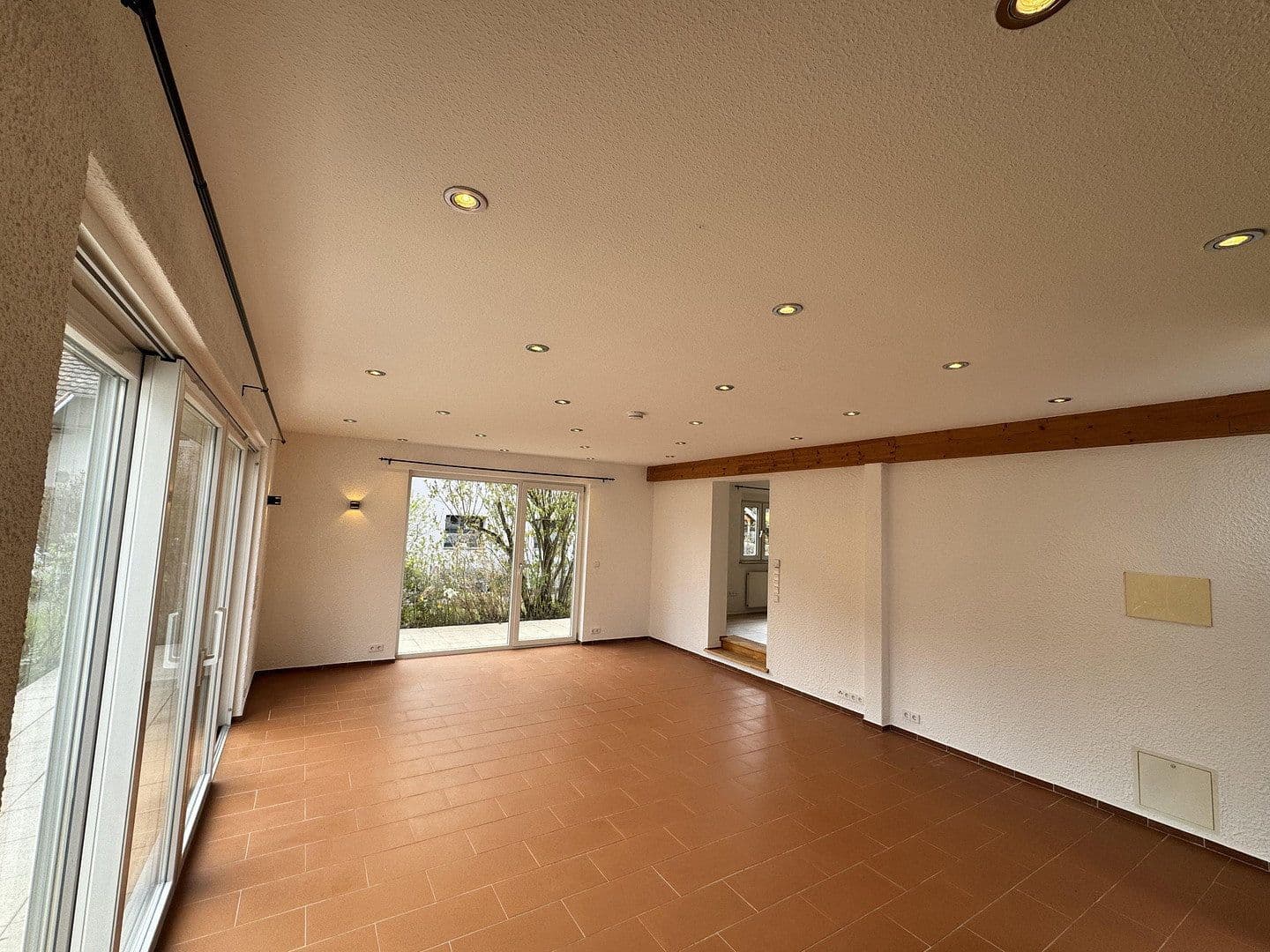 Prenájom bytu 4-izbový 95 m², Hessigheim, Bádensko-Wurttembersko Prenájom bytu 4-izbový 95 m², Hessigheim, Bádensko-Wurttembersko