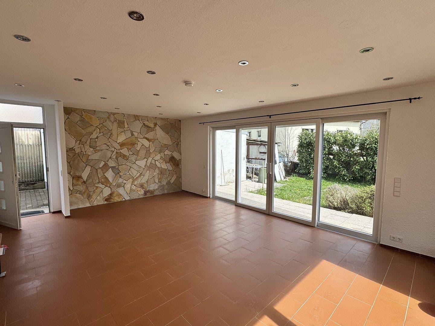 Prenájom bytu 4-izbový 95 m², Hessigheim, Bádensko-Wurttembersko Prenájom bytu 4-izbový 95 m², Hessigheim, Bádensko-Wurttembersko