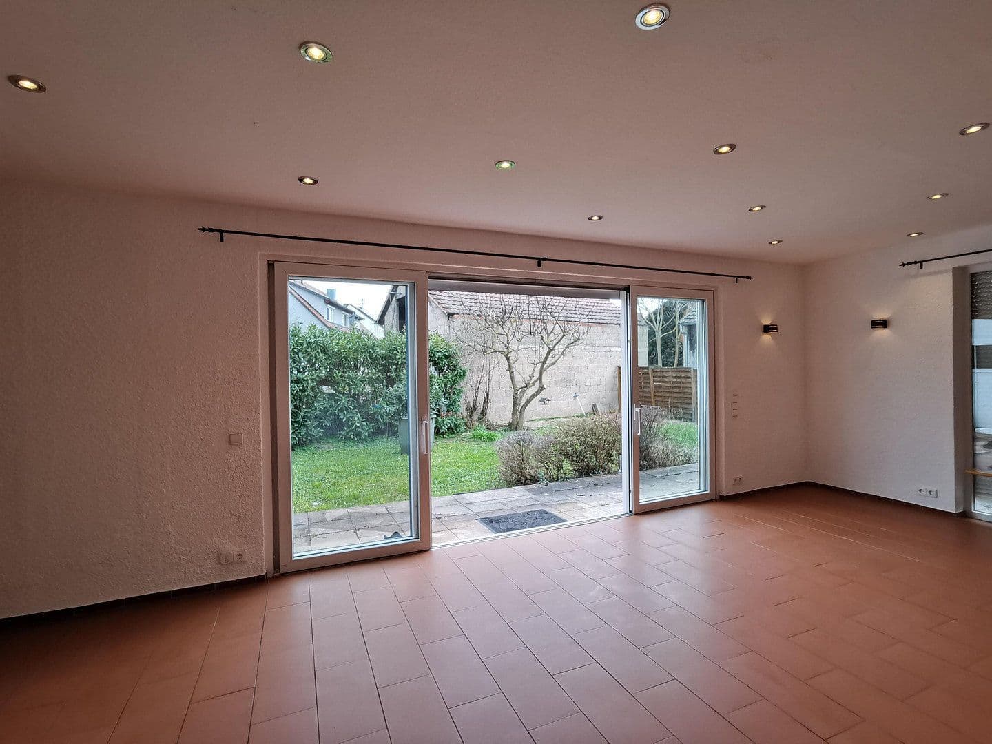 Prenájom bytu 4-izbový 95 m², Hessigheim, Bádensko-Wurttembersko Prenájom bytu 4-izbový 95 m², Hessigheim, Bádensko-Wurttembersko