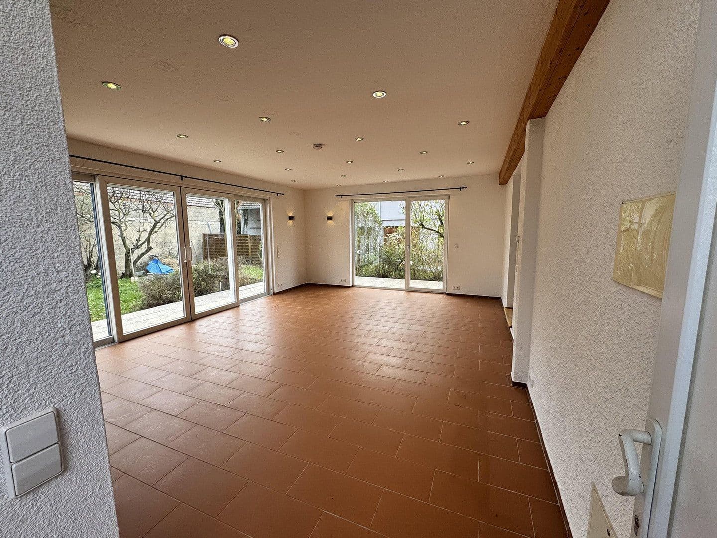 Prenájom bytu 4-izbový 95 m², Hessigheim, Bádensko-Wurttembersko Prenájom bytu 4-izbový 95 m², Hessigheim, Bádensko-Wurttembersko