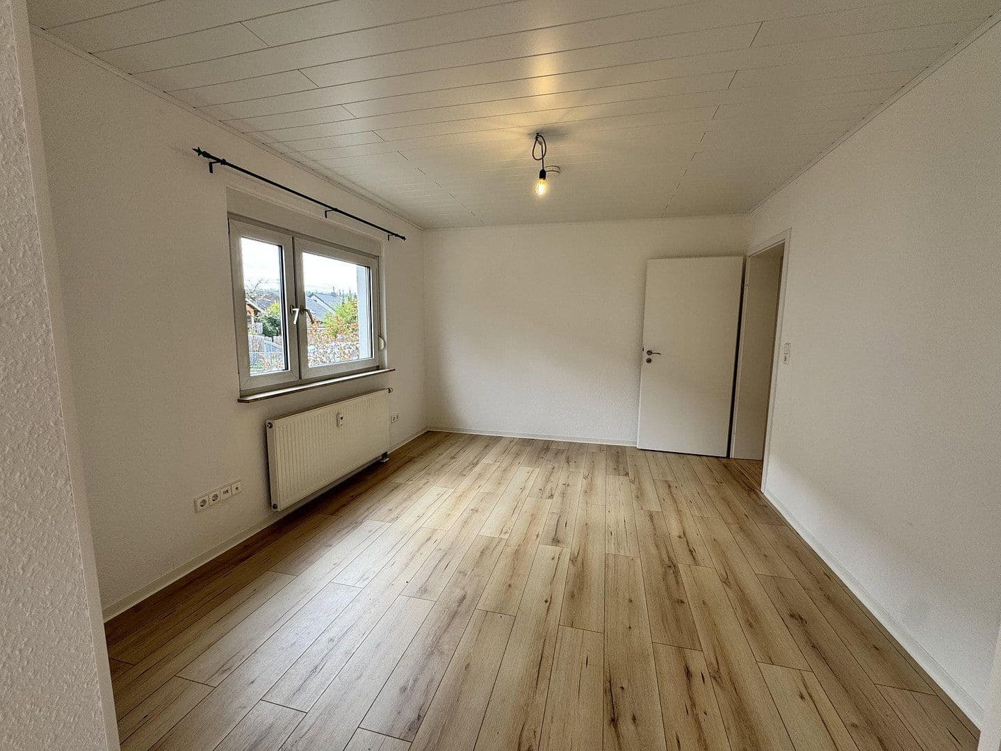 Prenájom bytu 4-izbový 95 m², Hessigheim, Bádensko-Wurttembersko Prenájom bytu 4-izbový 95 m², Hessigheim, Bádensko-Wurttembersko