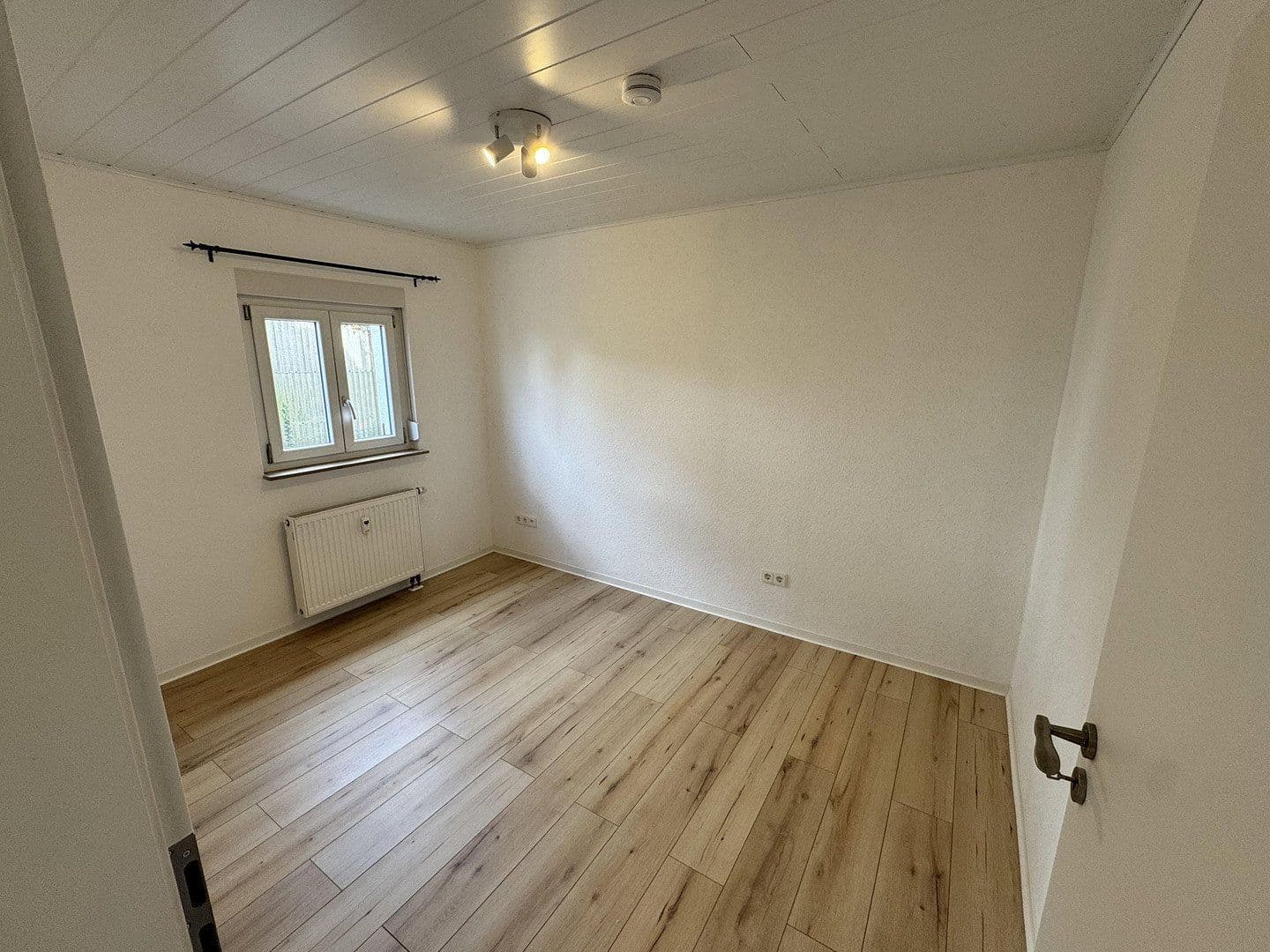 Prenájom bytu 4-izbový 95 m², Hessigheim, Bádensko-Wurttembersko Prenájom bytu 4-izbový 95 m², Hessigheim, Bádensko-Wurttembersko