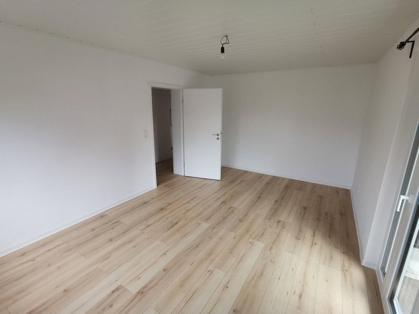 Prenájom bytu 4-izbový 95 m², Hessigheim, Bádensko-Wurttembersko Prenájom bytu 4-izbový 95 m², Hessigheim, Bádensko-Wurttembersko