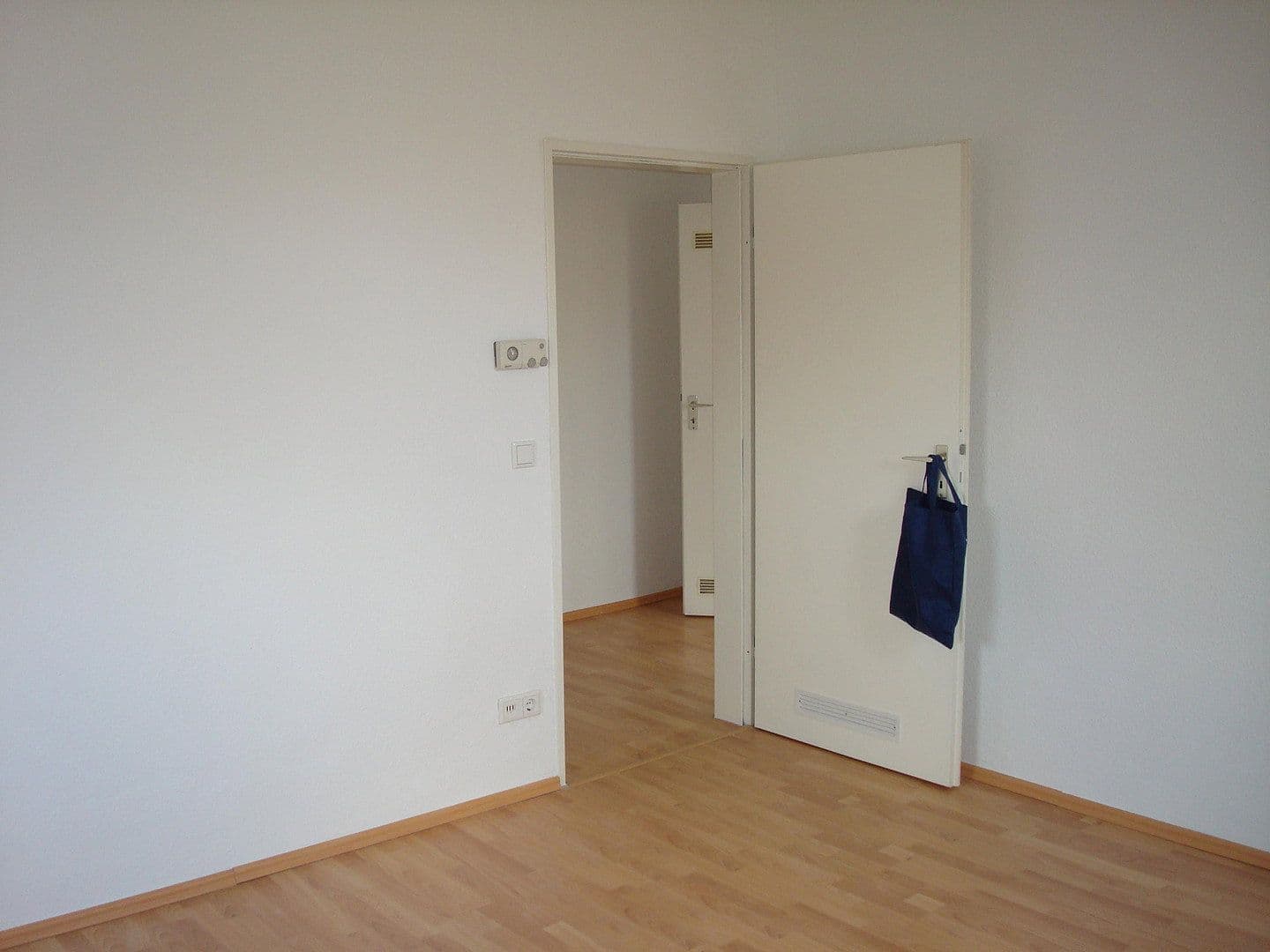 Prenájom bytu 3-izbový 60 m², Ulanenstr. 22, Düsseldorf, Severné Porýnie - Westfálsko Prenájom bytu 3-izbový 60 m², Ulanenstr. 22, Düsseldorf, Severné Porýnie - Westfálsko