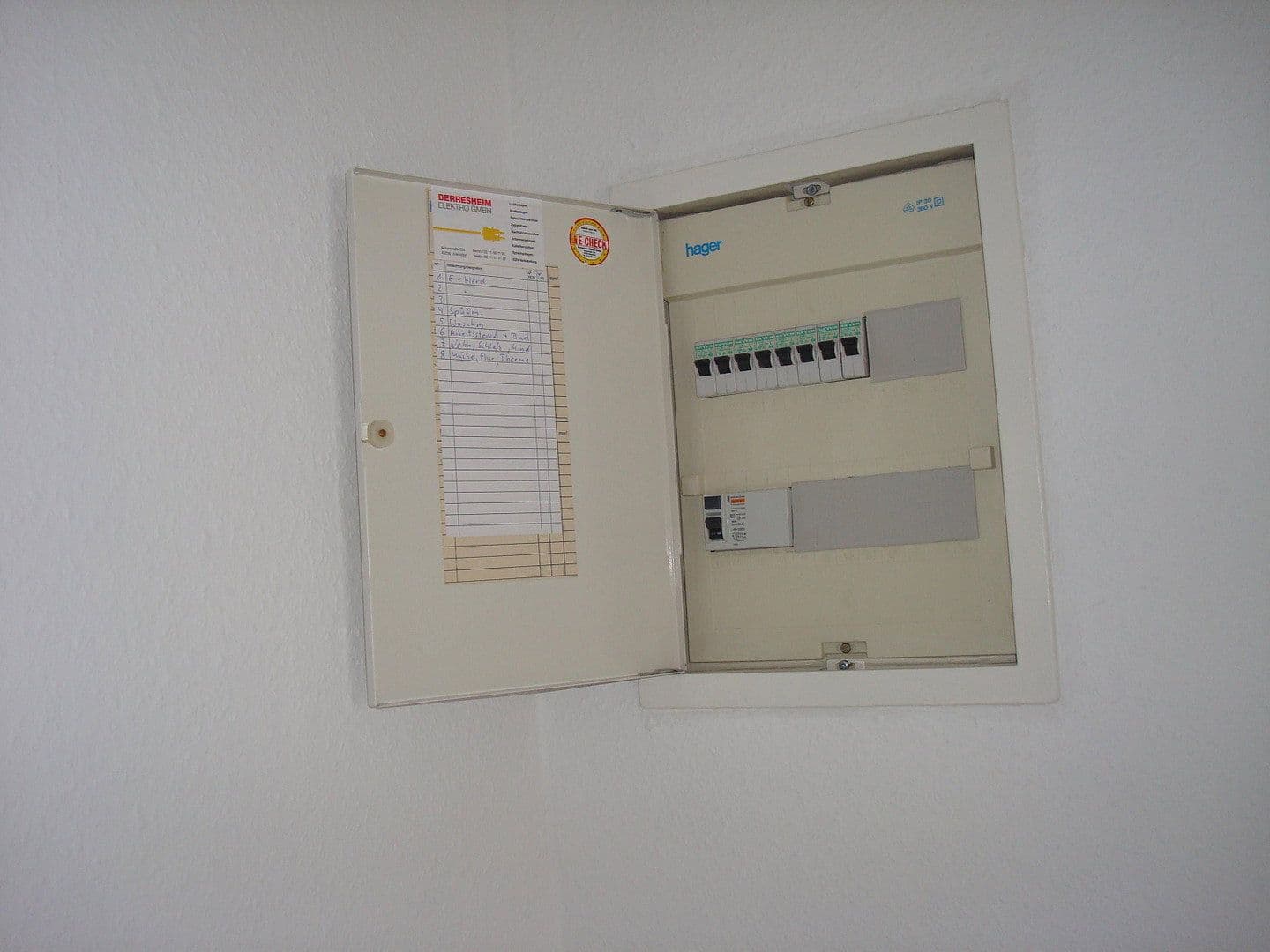 Prenájom bytu 3-izbový 60 m², Ulanenstr. 22, Düsseldorf, Severné Porýnie - Westfálsko Prenájom bytu 3-izbový 60 m², Ulanenstr. 22, Düsseldorf, Severné Porýnie - Westfálsko