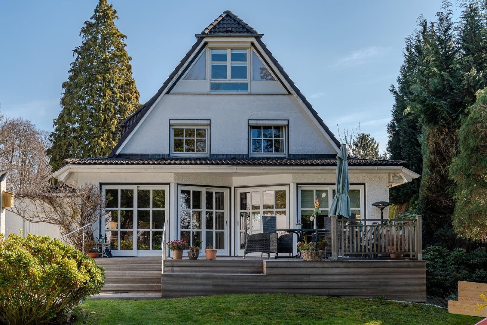 Predaj domu 219 m², pozemek 1.176 m², Hamburg, Hamburg Predaj domu 219 m², pozemek 1.176 m², Hamburg, Hamburg