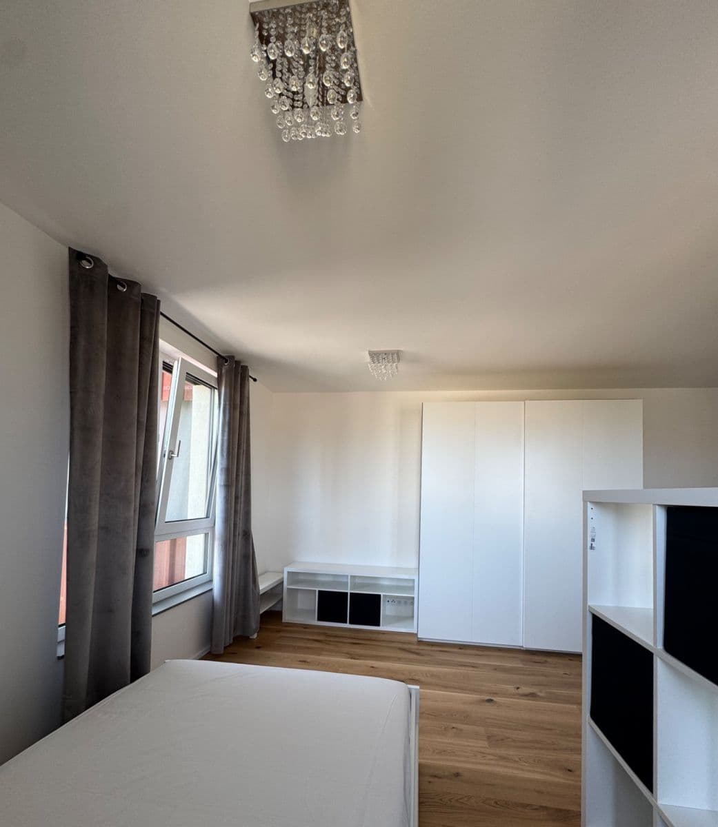 Prenájom bytu 1-izbový 39 m², U Komína, Praha, Praha Prenájom bytu 1-izbový 39 m², U Komína, Praha, Praha