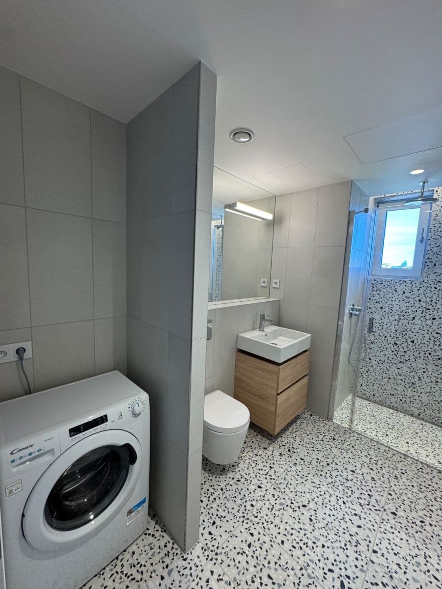 Prenájom bytu 1-izbový 39 m², U Komína, Praha, Praha Prenájom bytu 1-izbový 39 m², U Komína, Praha, Praha