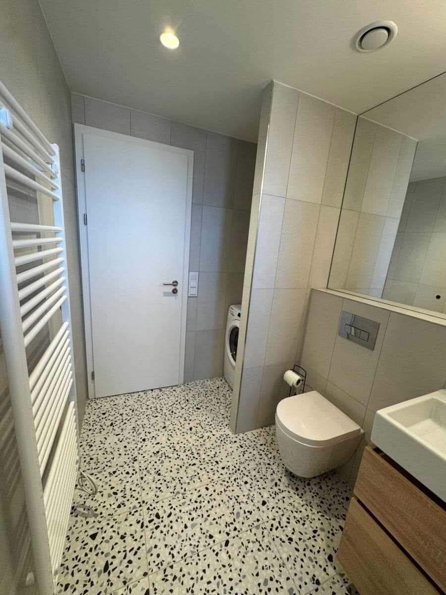 Prenájom bytu 1-izbový 39 m², U Komína, Praha, Praha Prenájom bytu 1-izbový 39 m², U Komína, Praha, Praha