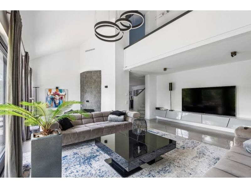 Predaj domu 447 m², pozemek 1.111 m², Siegfriedstraße 10, Taunusstein, Hesensko Predaj domu 447 m², pozemek 1.111 m², Siegfriedstraße 10, Taunusstein, Hesensko