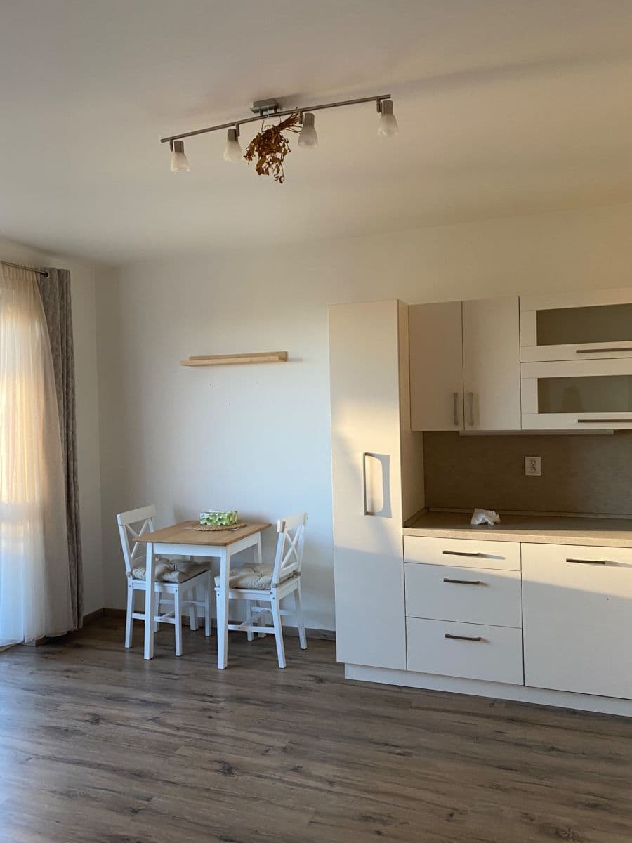 Prenájom bytu 3-izbový 60 m², Ecksteinova, Chýně, Středočeský kraj Prenájom bytu 3-izbový 60 m², Ecksteinova, Chýně, Středočeský kraj