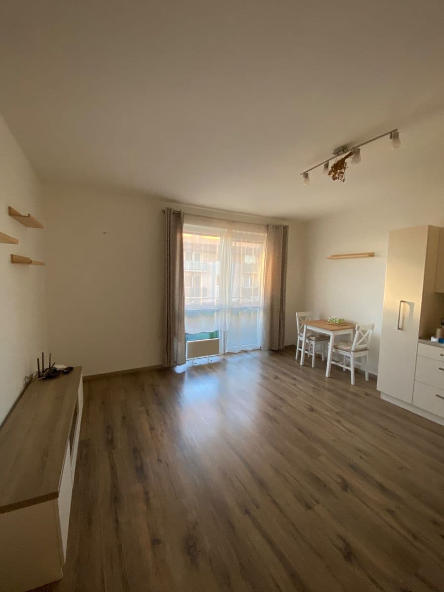 Prenájom bytu 3-izbový 60 m², Ecksteinova, Chýně, Středočeský kraj Prenájom bytu 3-izbový 60 m², Ecksteinova, Chýně, Středočeský kraj