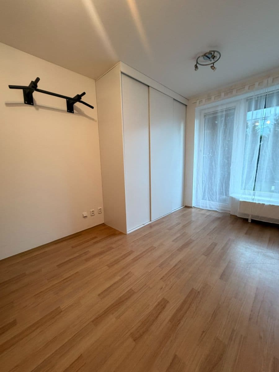 Prenájom bytu 1-izbový 32 m², Herlíkovická, Praha, Praha Prenájom bytu 1-izbový 32 m², Herlíkovická, Praha, Praha