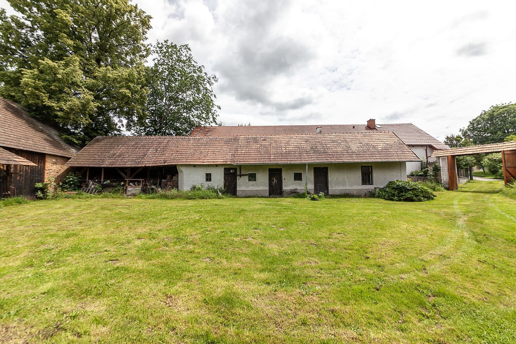 Predaj domu 147 m², pozemek 6.131 m², Dolní Kralovice, Praha Predaj domu 147 m², pozemek 6.131 m², Dolní Kralovice, Praha
