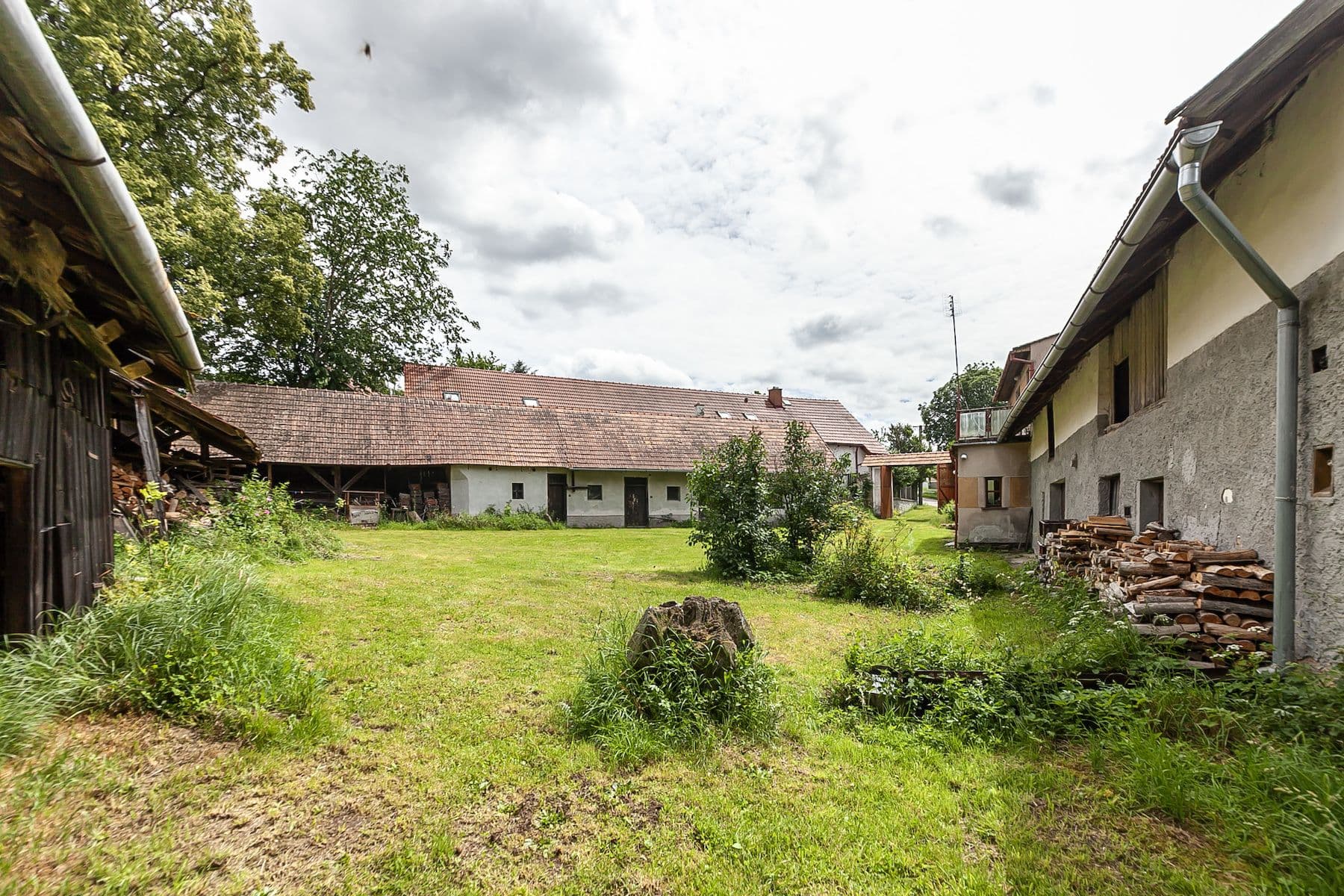 Predaj domu 147 m², pozemek 6.131 m², Dolní Kralovice, Praha Predaj domu 147 m², pozemek 6.131 m², Dolní Kralovice, Praha