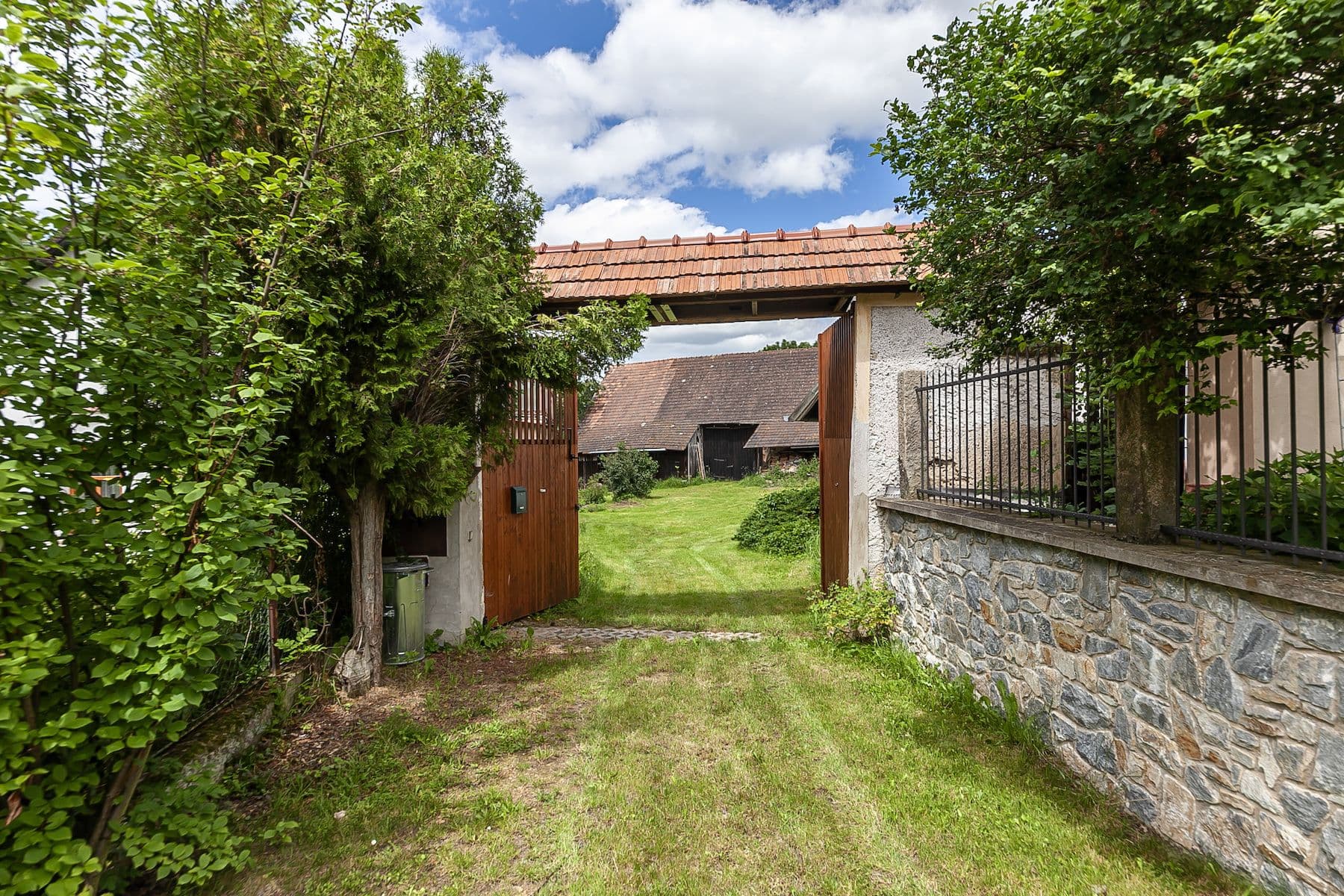 Predaj domu 147 m², pozemek 6.131 m², Dolní Kralovice, Praha Predaj domu 147 m², pozemek 6.131 m², Dolní Kralovice, Praha