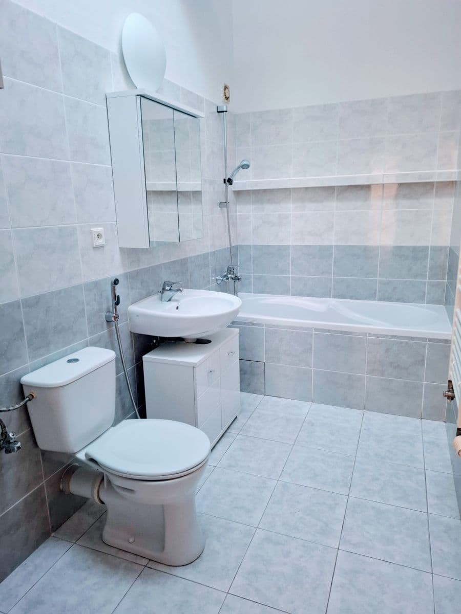 Prenájom bytu 4-izbový 129 m², Medkova, Praha, Praha Prenájom bytu 4-izbový 129 m², Medkova, Praha, Praha