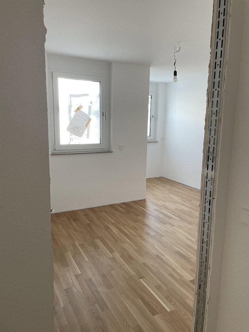 Prenájom bytu 4-izbový 102 m², Esslingen am Neckar, Bádensko-Wurttembersko Prenájom bytu 4-izbový 102 m², Esslingen am Neckar, Bádensko-Wurttembersko