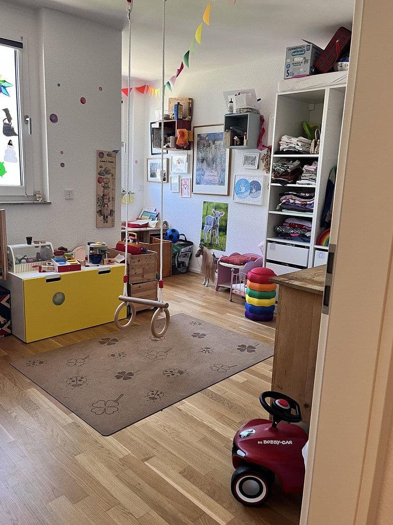 Prenájom bytu 4-izbový 102 m², Esslingen am Neckar, Bádensko-Wurttembersko Prenájom bytu 4-izbový 102 m², Esslingen am Neckar, Bádensko-Wurttembersko