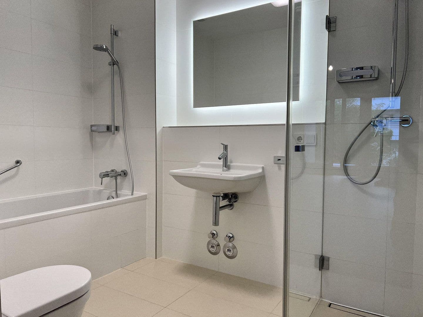 Prenájom bytu 2-izbový 78 m², Pariser Straße 23, Berlin, Berlín Prenájom bytu 2-izbový 78 m², Pariser Straße 23, Berlin, Berlín