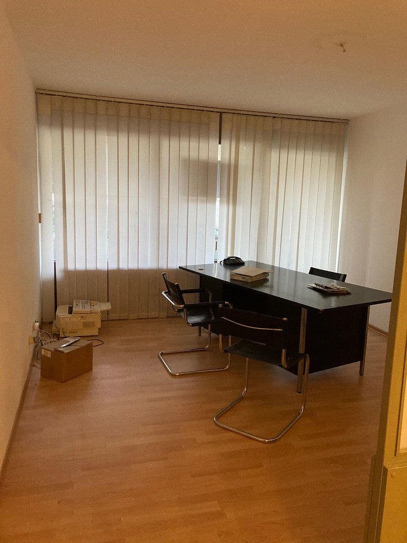 Prenájom kancelárie 36 m², Mannheim, Bádensko-Wurttembersko Prenájom kancelárie 36 m², Mannheim, Bádensko-Wurttembersko