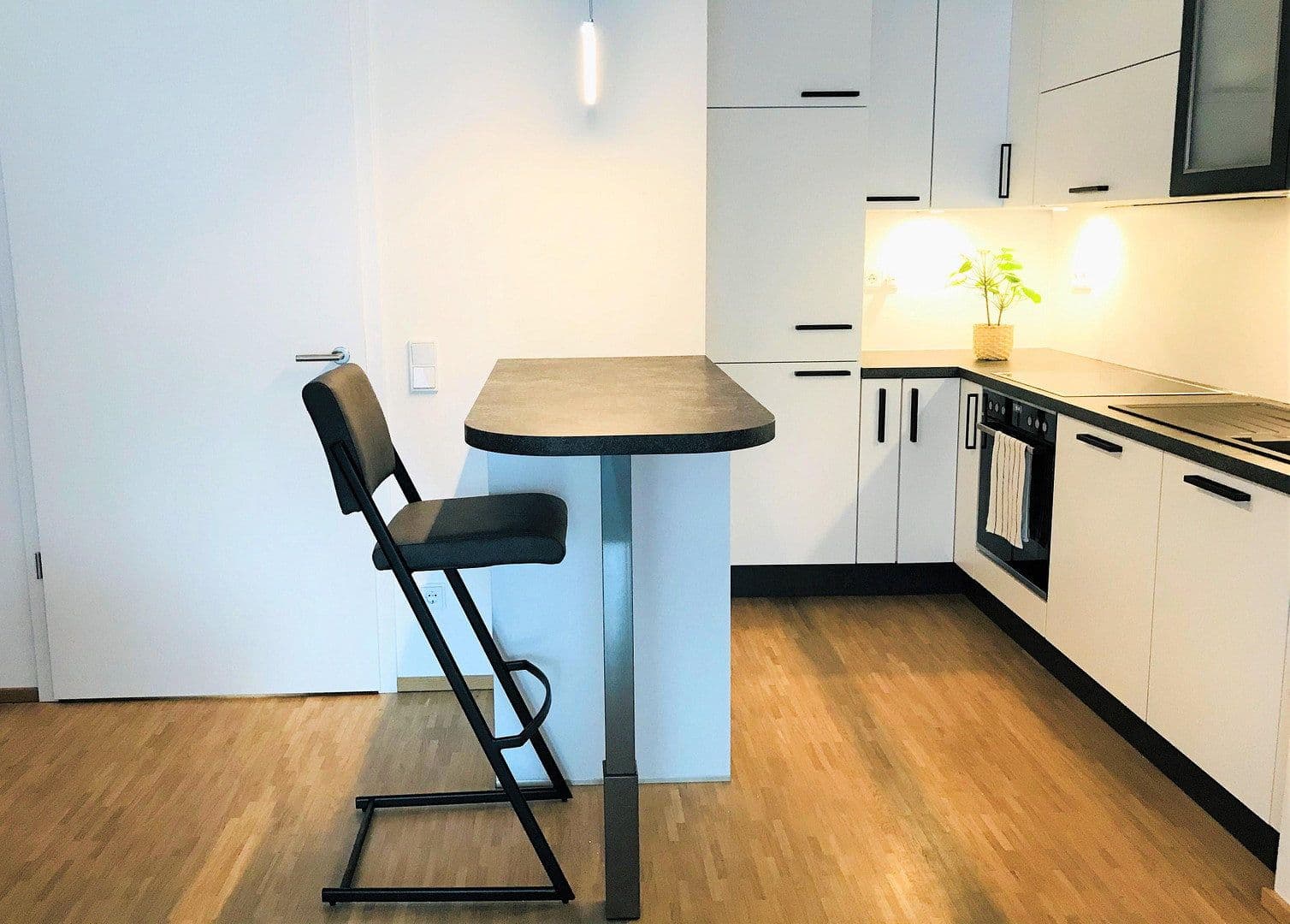 Prenájom bytu 2-izbový 55 m², Frankfurt am Main, Hesensko Prenájom bytu 2-izbový 55 m², Frankfurt am Main, Hesensko