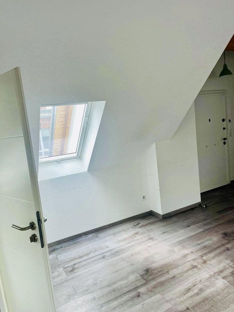 Prenájom bytu 3-izbový 110 m², Gwinnerstraße 35, Frankfurt am Main, Hesensko Prenájom bytu 3-izbový 110 m², Gwinnerstraße 35, Frankfurt am Main, Hesensko