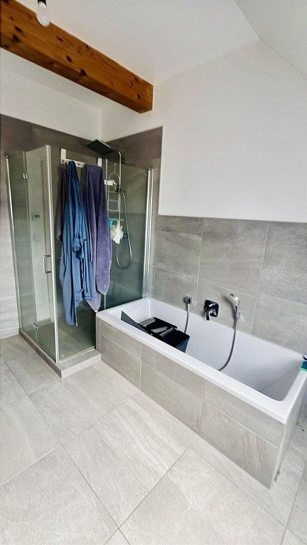 Prenájom bytu 3-izbový 110 m², Gwinnerstraße 35, Frankfurt am Main, Hesensko Prenájom bytu 3-izbový 110 m², Gwinnerstraße 35, Frankfurt am Main, Hesensko