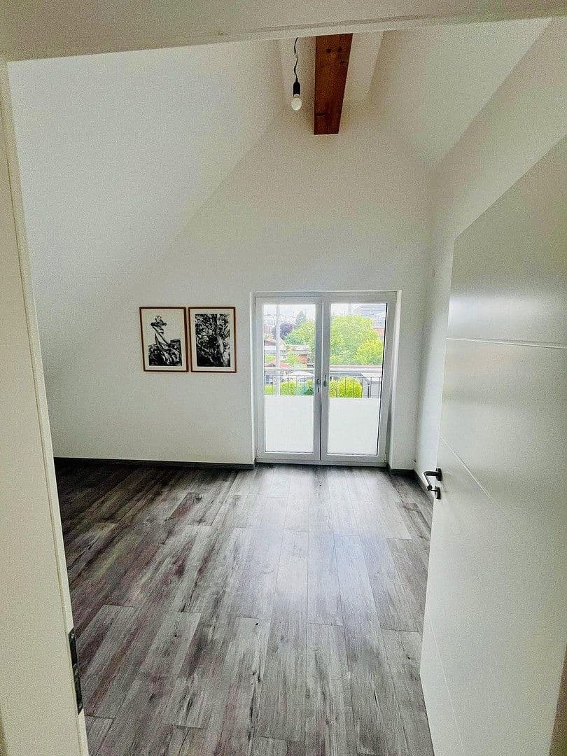 Prenájom bytu 3-izbový 110 m², Gwinnerstraße 35, Frankfurt am Main, Hesensko Prenájom bytu 3-izbový 110 m², Gwinnerstraße 35, Frankfurt am Main, Hesensko