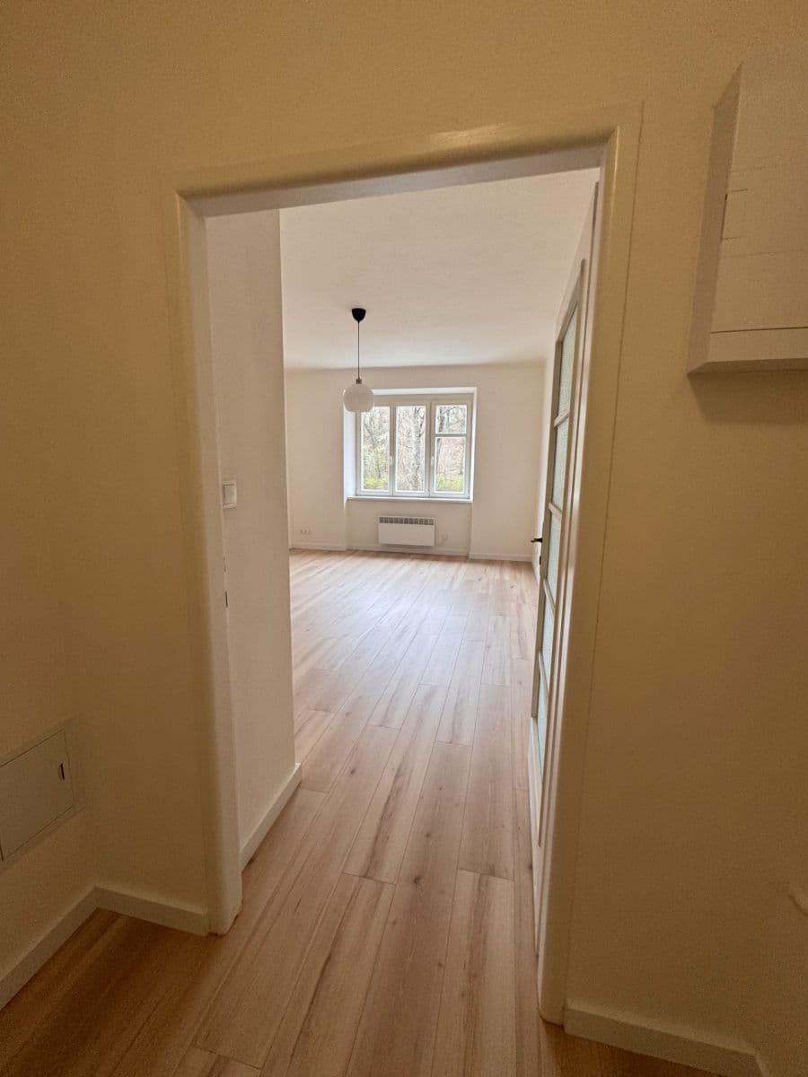 Prenájom bytu Garsoniéra 28 m², Jaurisova, Praha, Praha Prenájom bytu Garsoniéra 28 m², Jaurisova, Praha, Praha