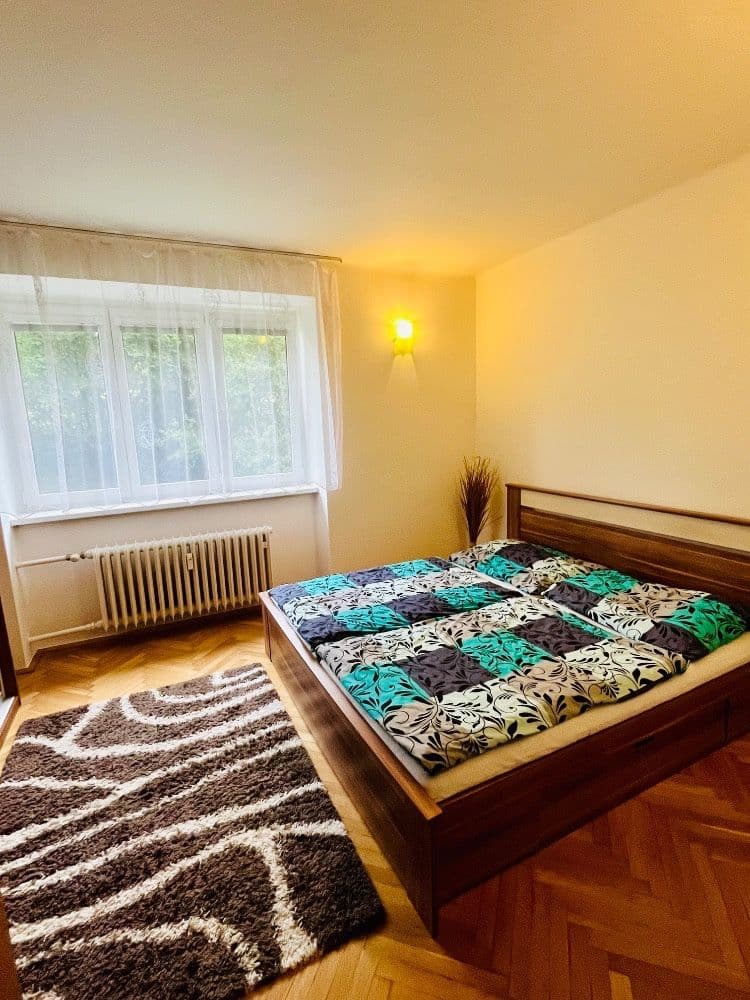 Prenájom bytu 2-izbový 57 m², 28. pluku, Praha, Praha Prenájom bytu 2-izbový 57 m², 28. pluku, Praha, Praha