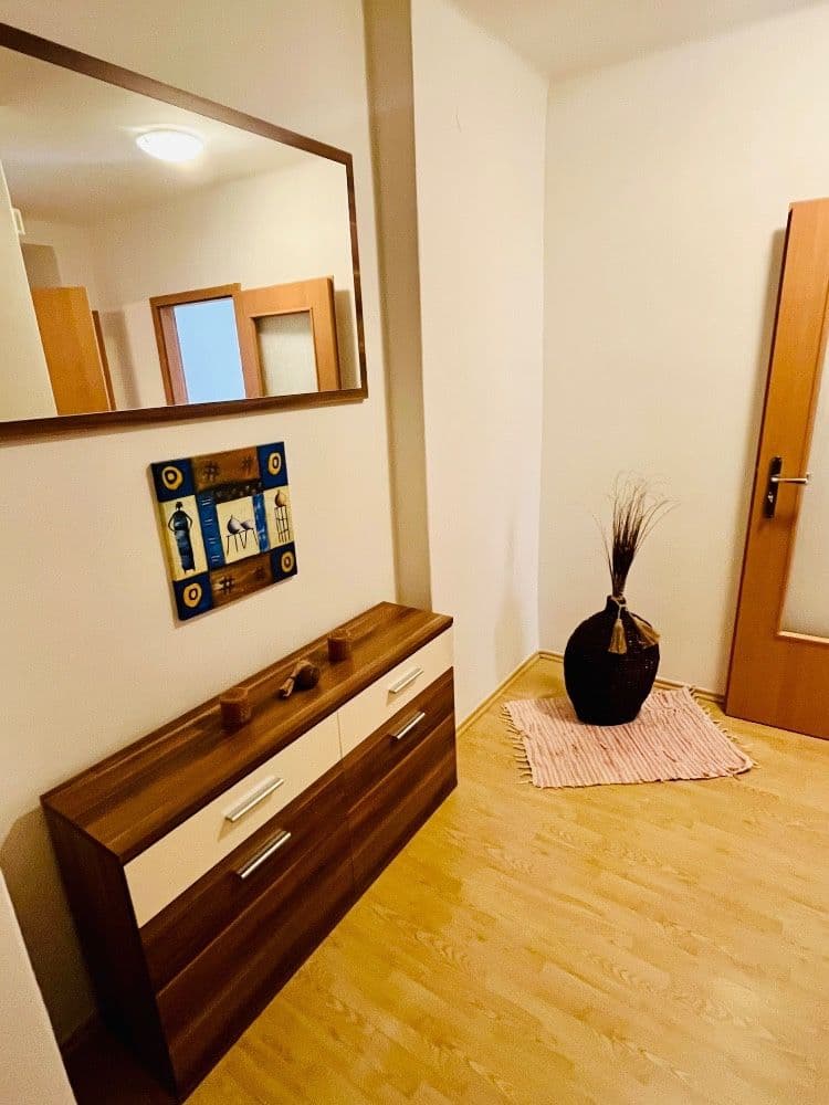 Prenájom bytu 2-izbový 57 m², 28. pluku, Praha, Praha Prenájom bytu 2-izbový 57 m², 28. pluku, Praha, Praha