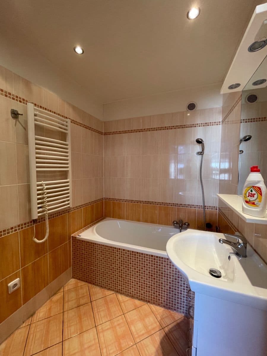 Prenájom bytu 2-izbový 63 m², U Trati, Karlovy Vary, Karlovarský kraj Prenájom bytu 2-izbový 63 m², U Trati, Karlovy Vary, Karlovarský kraj