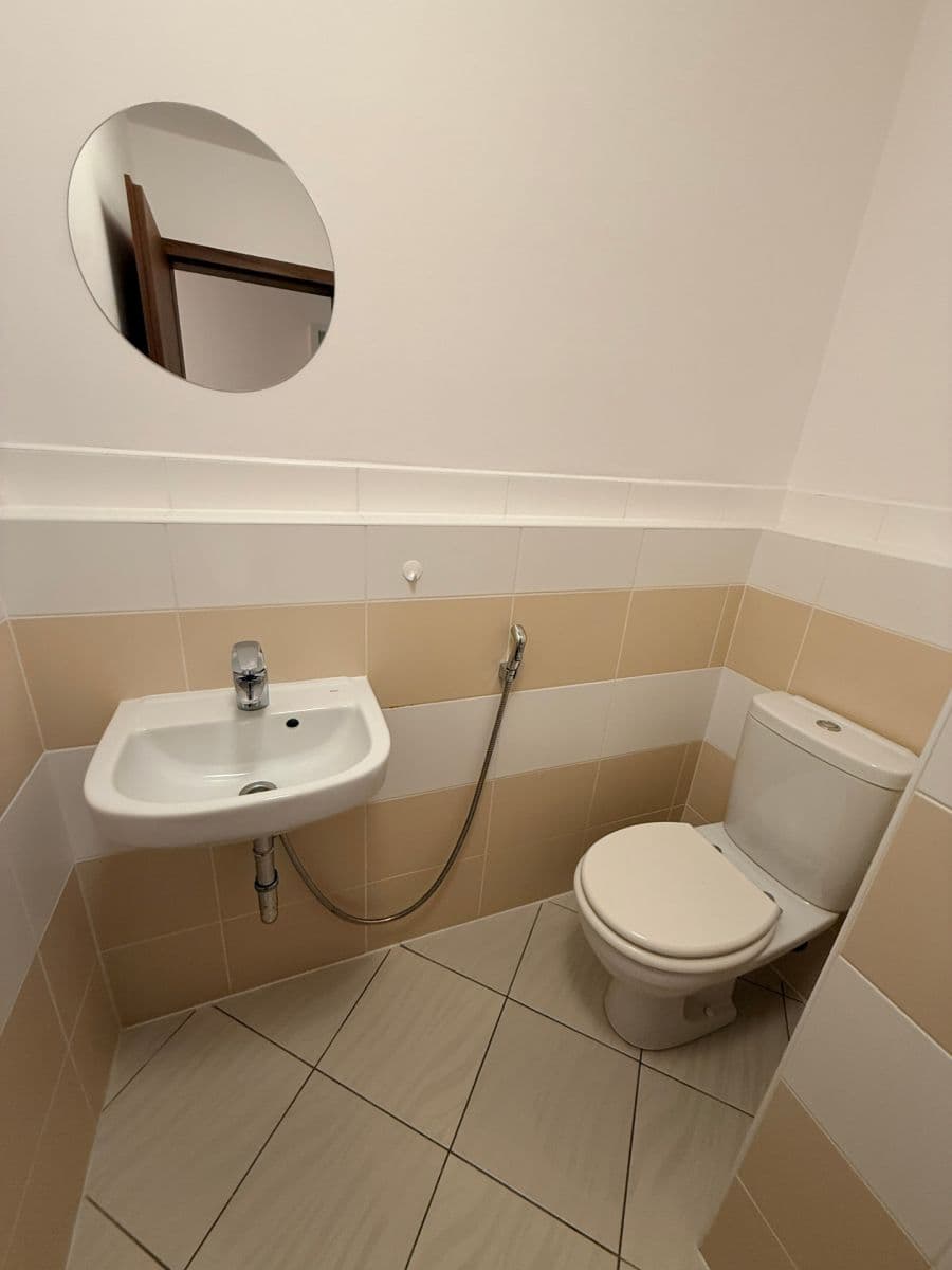 Prenájom bytu 3-izbový 100 m², Českodubská, Praha, Praha Prenájom bytu 3-izbový 100 m², Českodubská, Praha, Praha