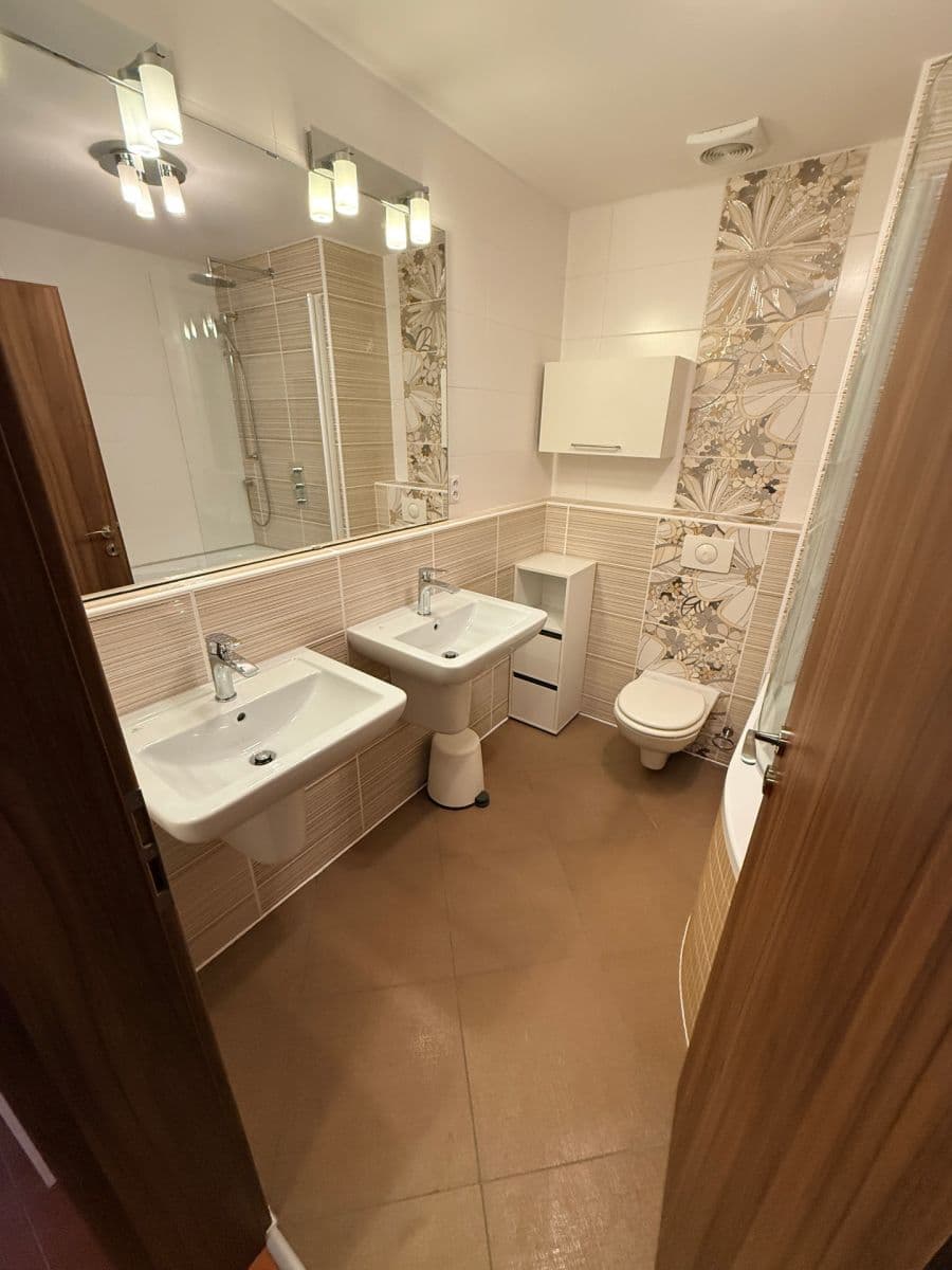 Prenájom bytu 3-izbový 100 m², Českodubská, Praha, Praha Prenájom bytu 3-izbový 100 m², Českodubská, Praha, Praha