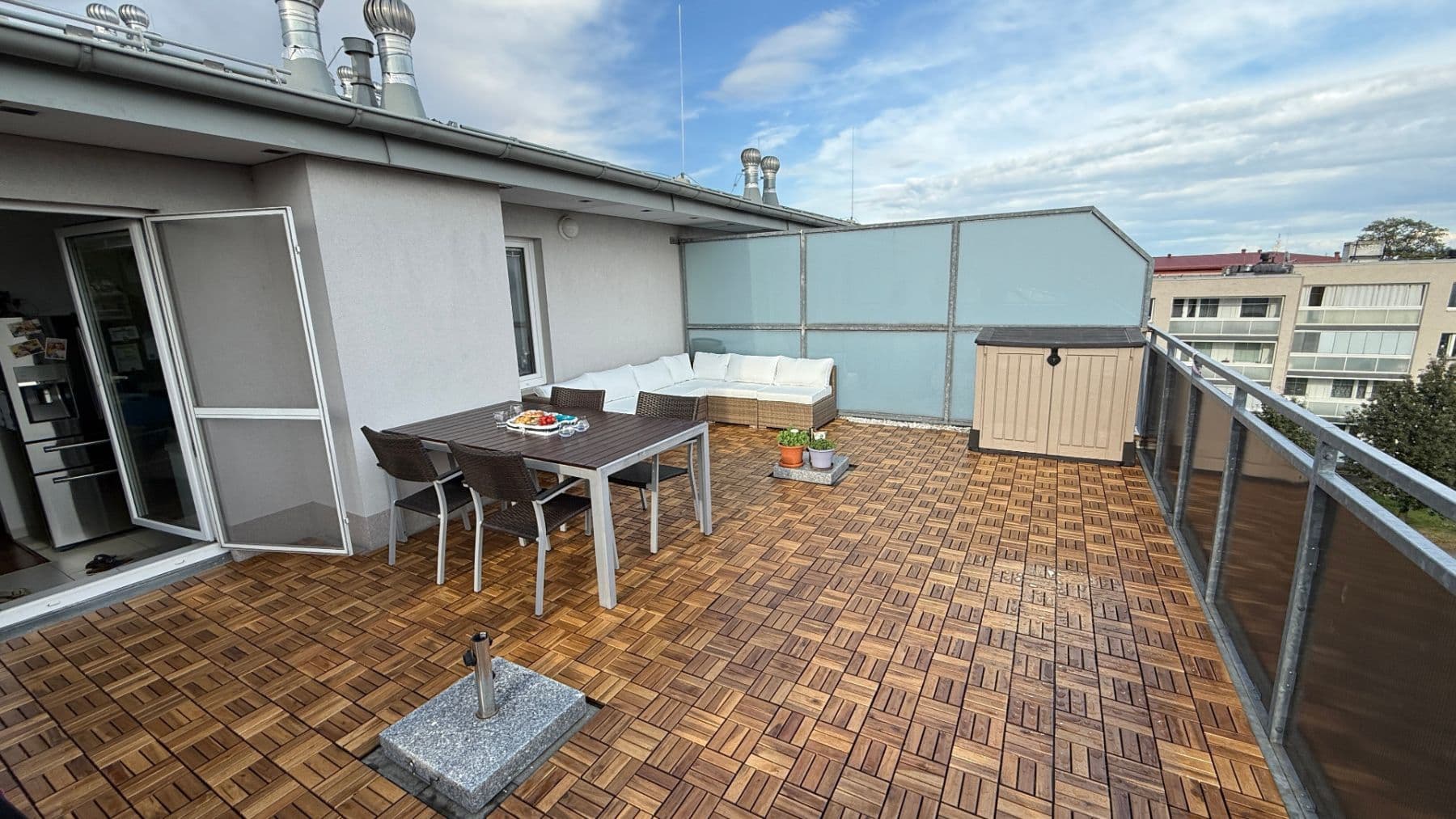 Prenájom bytu 3-izbový 100 m², Českodubská, Praha, Praha Prenájom bytu 3-izbový 100 m², Českodubská, Praha, Praha