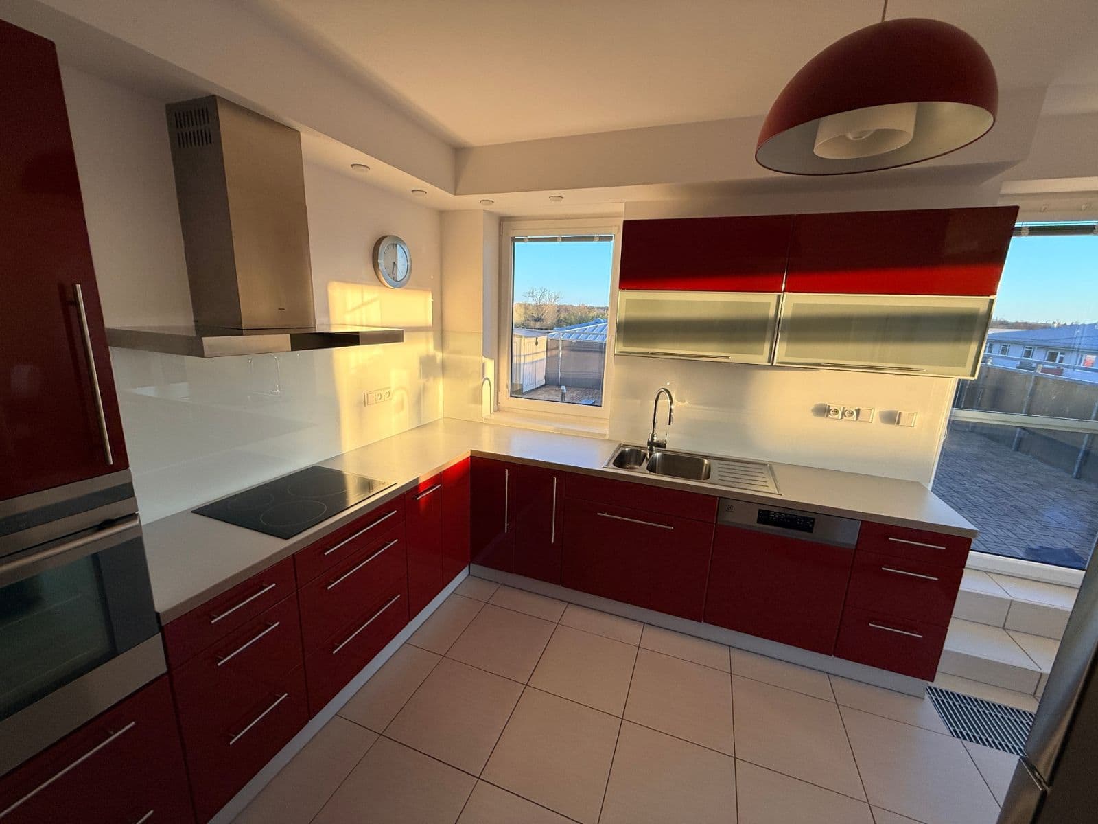 Prenájom bytu 3-izbový 100 m², Českodubská, Praha, Praha Prenájom bytu 3-izbový 100 m², Českodubská, Praha, Praha